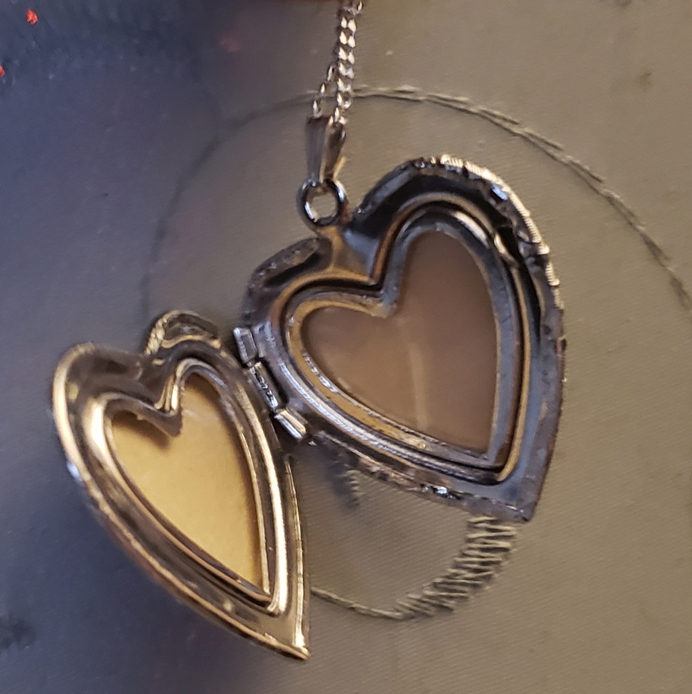 Heart Locket 🌹 Silver Valentine's Day ❤️🎀❤️ FREE 🌈 Heart Special ❤️ - Picture 7 of 13